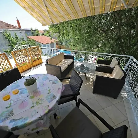 877-4 For 9 People * Bibinje